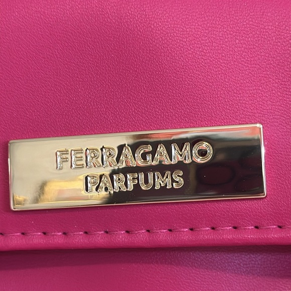 Ferragamo Parfums Pink Make up case/bag w/1 fl.oz. Body lotion/eye mask/socks - Picture 2 of 9